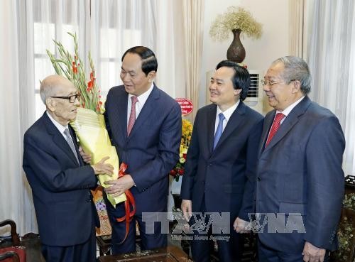 Chủ tịch nước Trần Đại Quang chúc Tết Giáo sư Vũ Khiêu và gia đình. Ảnh: TTXVN