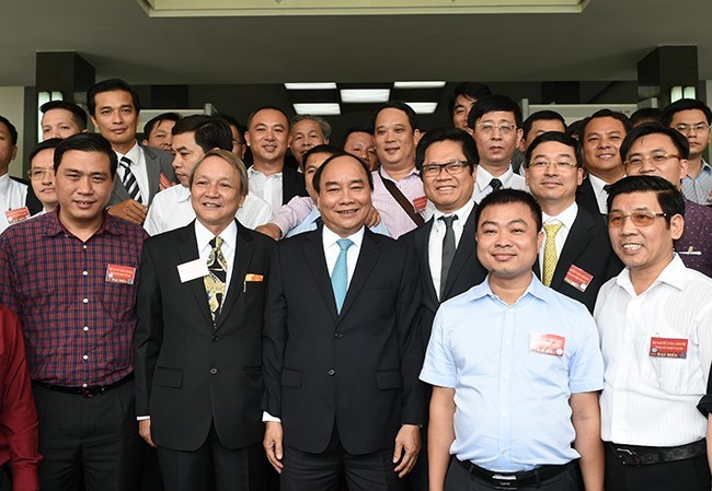 Thủ tướng Nguyễn Xuân Phúc tại cuộc gặp đầu tiên với cộng đồng doanh nghiệp với chủ đề "Doanh nghiệp Việt Nam - Động lực phát triển kinh tế của đất nước" diễn ra ngày 29/4/2016.
