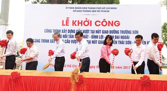 TP.HCM vừa khởi công xây dựng 2 cầu vượt tại các nút giao thông dẫn vào Sân bay Tân Sơn Nhất. Ảnh: Việt Dũng
