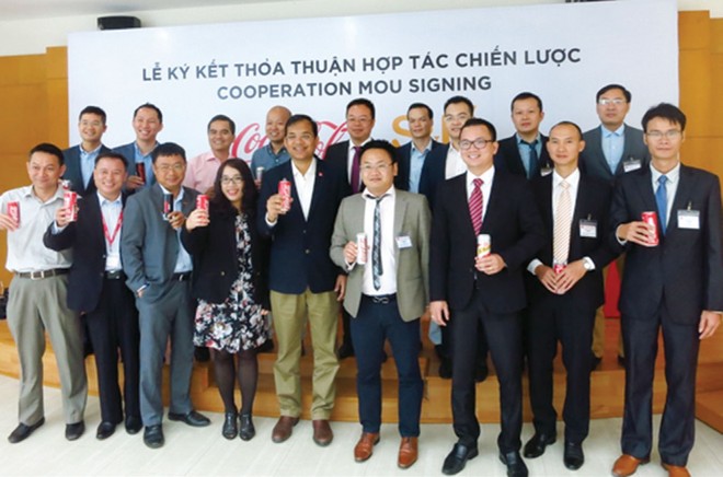 Ông Nguyễn Bảo Quốc, Tổng giám đốc ICP (đứng thứ 4 từ bên phải, hàng thứ nhất) trong buổi ký kết hợp tác chiến lược với Coca-Cola Việt Nam 