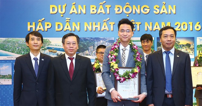 Ông Trịnh Việt Hưng nhận Cup và bằng chứng nhận “Dự án hấp dẫn nhất 2016” cho Cocobay Đà Nẵng