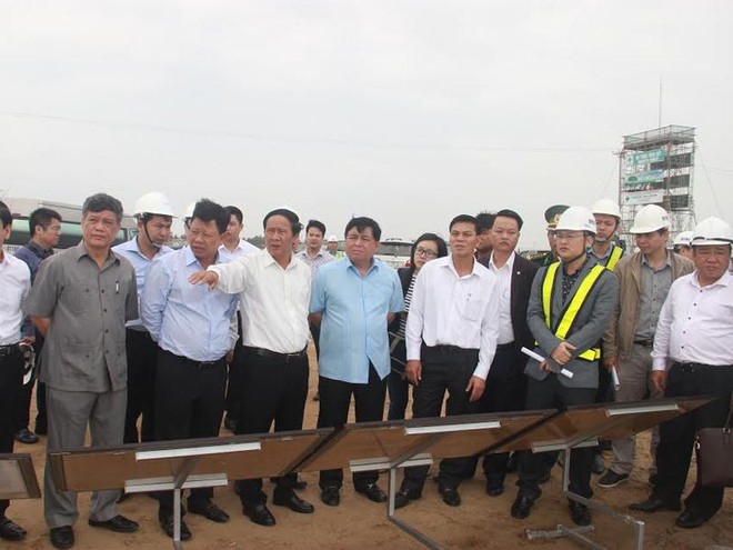 Bộ trưởng Bộ Kế hoạch và Đầu tư Nguyễn Chí Dũng cùng lãnh đạo TP Hải Phòng đi thực địa tại Cảng Lạch Huyện.