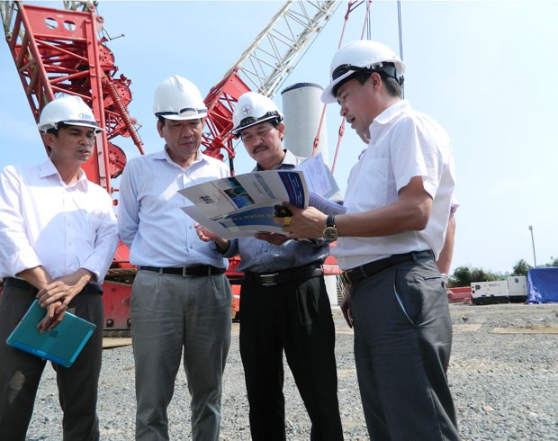 Phó chủ tịch UBND tỉnh Quảng Trị Nguyễn Quân Chính (giữa ảnh) trong một chuyến kiểm tra tiến độ Dự án điện gió Hướng Linh (Ảnh: Quangtri.gov.vn)