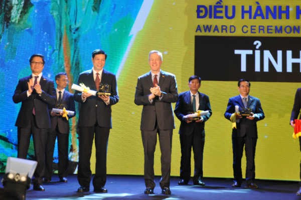 Ông Nguyễn Đức Long, Chủ tịch UBND tỉnh Quảng Ninh (thứ hai từ trái sang) nhận Cúp Á quân tại Lễ công bố PCI năm 2016