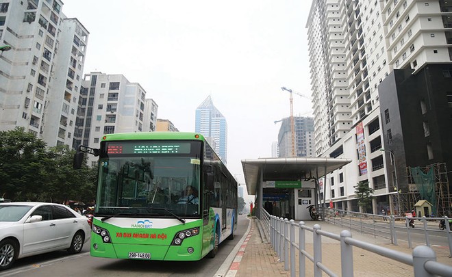 Tuyến BRT giúp thị trường bất động sản dọc đường Lê Văn Lương sôi động trở lại. Ảnh: Dũng Minh
