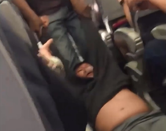 Hành khách bị lôi khỏi máy bay United Airlines hôm 9/4 - Ảnh cắt từ clip.