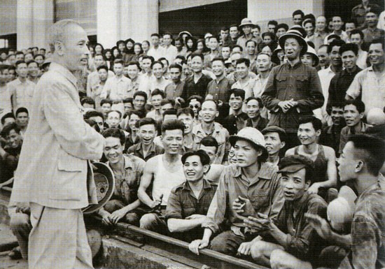 Bác Hồ thăm Nhà máy Xe lửa Gia Lâm ngày 19-5-1955. Tại đây, Người nhắc nhở cán bộ, công nhân phát huy truyền thống cách mạng của nhà máy, ra sức thi đua xây dựng miền Bắc, ủng hộ cuộc đấu tranh của đồng bào miền Nam. Ảnh tư liệu Ban Quản lý Lăng Chủ tịch Hồ Chí Minh