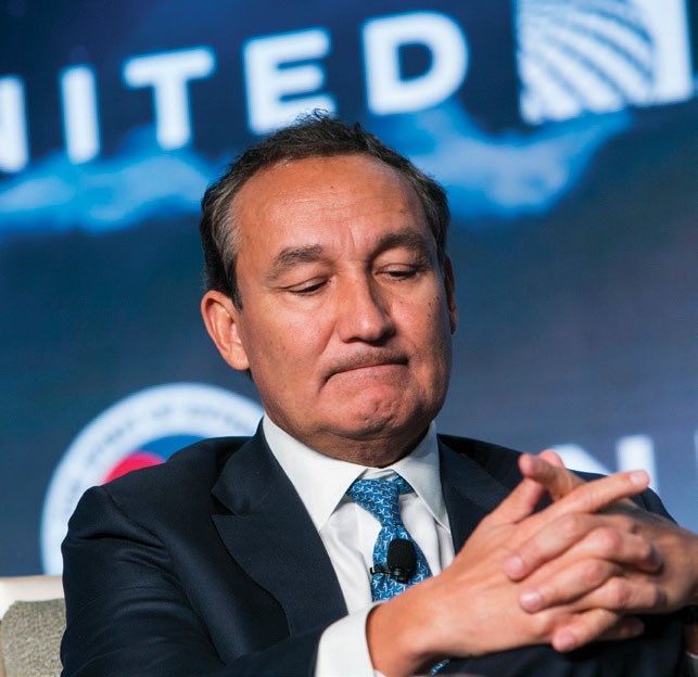 CEO United Airlines lao đao giữa scaldal đuổi khách