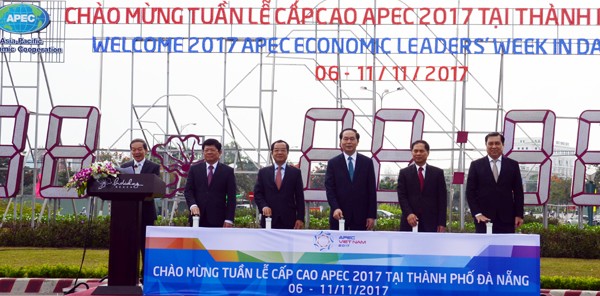 Chủ tịch nước Trần Đại Quang cùng các đại biểu dự lễ bấm nút khởi động đồng hồ đếm ngược chào đón APEC 2017. Ảnh: Hà Minh