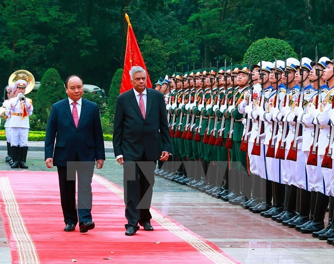 Thủ tướng Nguyễn Xuân Phúc và Thủ tướng Sri Lanka Ranil Wickremesinghe duyệt đội danh dự Quân đội nhân dân Việt Nam. (Ảnh: Thống Nhất/TTXVN)