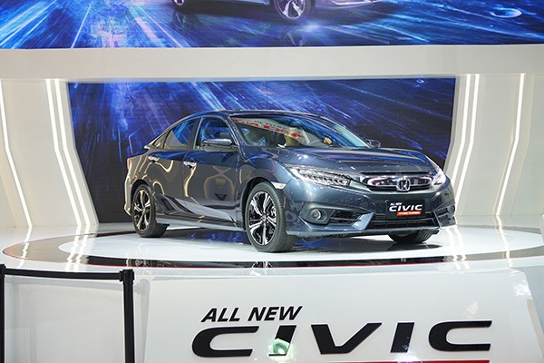 Tại Việt Nam, đối thủ trực tiếp của Honda Civic là các mẫu xe phân khúc C như: Toyota Corolla Altis, Mazda3, Kia Cerato và Hyundai Elantra