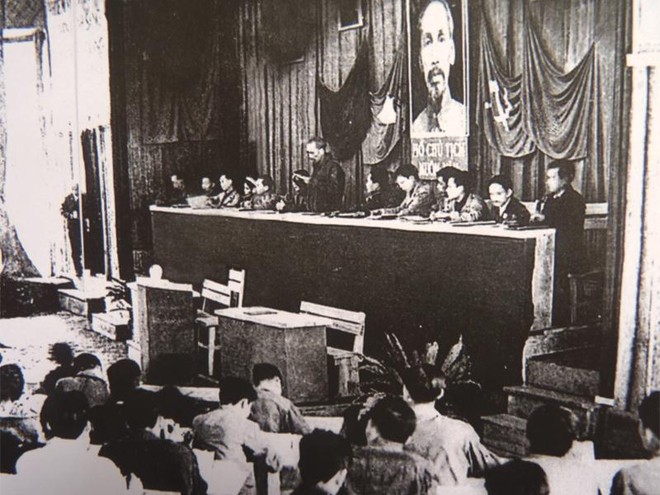 Chủ tịch Hồ Chí Minh đọc Báo cáo chính trị tại Đại hội Đại biểu toàn quốc lần thứ II của Đảng, tháng 2/1951. Ảnh: Tư liệu