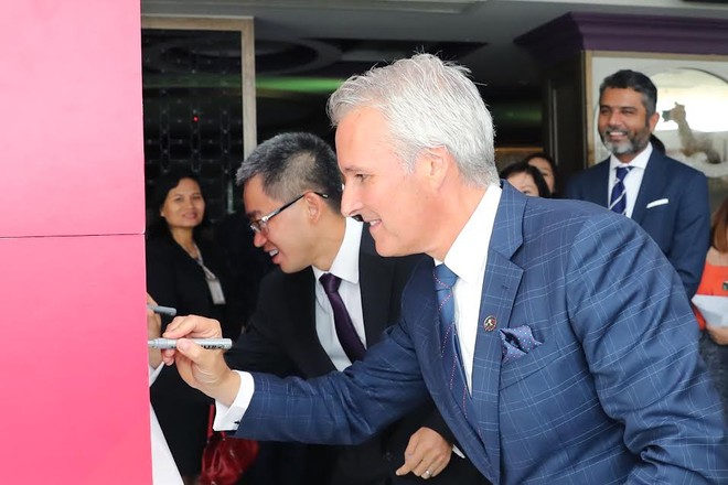 Tổng giám đốc AIA và HSBC Việt Nam ký lên khối xếp hình, đánh dấu sự hợp tác AIA-HSBC