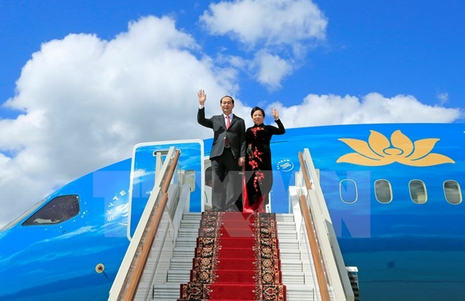 Chủ tịch nước Trần Đại Quang và Phu nhân đến sân bay Vnukovo 2. (Ảnh: Nhan Sáng/TTXVN)