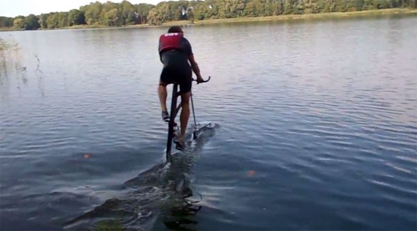 Wingbike, chiếc xe đạp tự chế có khả năng đi trên mặt nước