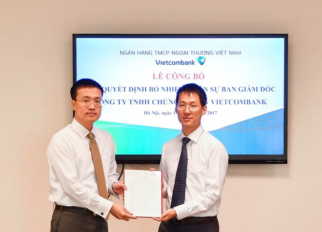 Ông Phạm Quang Dũng - Ủy viên HĐQT, Tổng giám đốc Vietcombank (ảnh trái) trao quyết định bổ nhiệm ông Lê Mạnh Hùng (ảnh phải) giữ chức vụ Giám đốc VCBS.