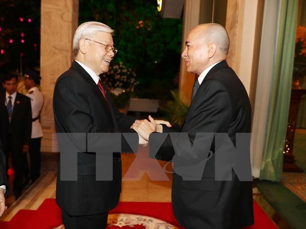 Quốc vương Campuchia Norodom Sihamoni đón Tổng Bí thư Nguyễn Phú Trọng. (Ảnh: Trí Dũng/TTXVN)