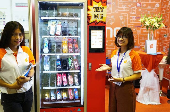 Chiếc máy bán hàng tự động ứng dụng thanh toán bằng công nghệ QR code  trên dịch vụ thanh toán di động Zalo Pay tại Triển lãm ICT Comm Vietnam.