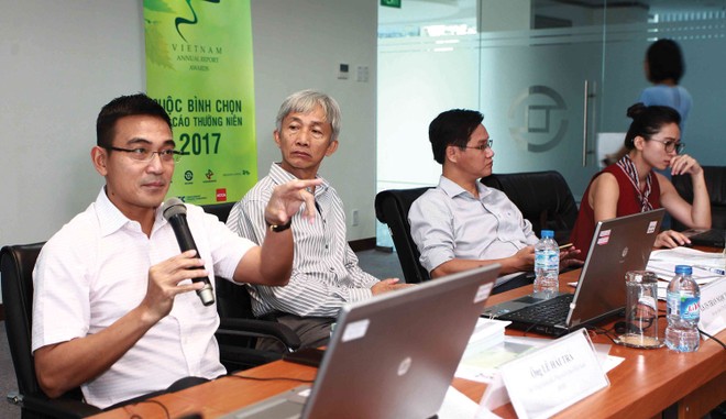 Chủ tịch Hội đồng bình chọn 2017 Lê Hải Trà thảo luận với các chuyên gia trong vòng chấm chung khảo