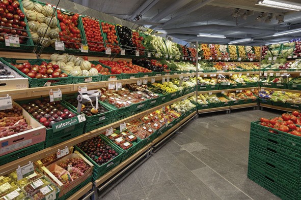 Coop Italia là hệ thống phân phối với các chuỗi hơn 1.200 siêu thị và trung tâm thương mại lớn nhất của Italia, thị phần bán lẻ chiếm 20% thị trường Italia với doanh thu hàng năm khoảng 13 tỷ Euro.