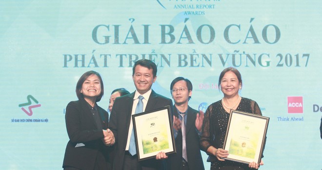 Ông Phạm Ngọc Tú - Phó Giám đốc phụ trách Khối Quản lý Tài chính Bảo Việt nhận giải Báo cáo phát triển bền vững có độ tin cậy nhất