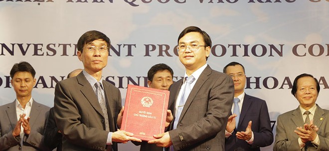 Ông Phan Văn Hiệu (bên trái), Chủ tịch Hội đồng 
quản trị CVI Pharma đón nhận giấy chứng nhận đăng ký đầu tư Dự án Nhà máy dược phẩm công nghệ cao tại Khu công nghệ cao Hòa Lạc