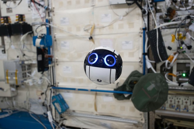 Robot drone dễ thương của Nhật làm việc trong vũ trụ