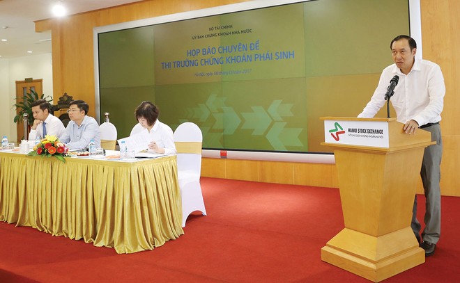 Ông Phạm Hồng Sơn, Phó chủ tịch UBCK phát biểu tại buổi họp báo trước thềm TTCK phái sinh mở cửa 