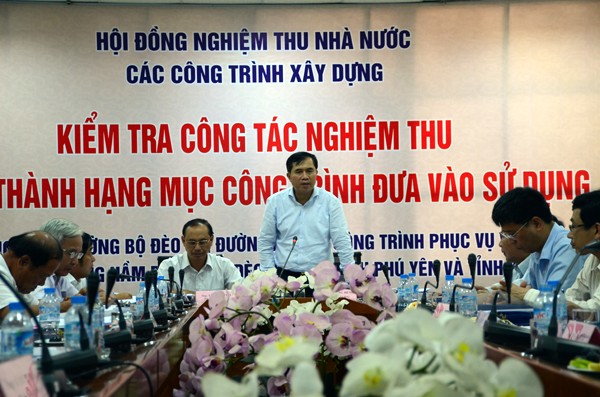 Thứ trưởng Bộ Xây dựng Lê Quang Hùng và Thứ trưởng Bộ GTVT Lê Đình Thọ chủ trì cuộc họp đánh giá nghiệm thu cấp nhà nước dự án hầm đường bộ Đèo Cả