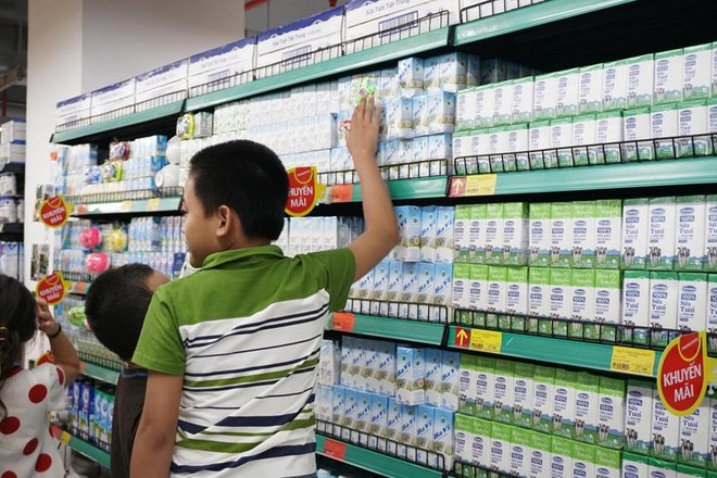 Từ tháng 3/2018, trên kệ sữa sẽ có những sản phẩm ghi nhãn “sữa hoàn nguyên”, “sữa hỗn hợp” như một lời nói thật với người tiêu dùng về nguyên liệu đầu vào của sản phẩm (Ảnh minh họa)