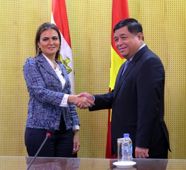 Bộ trưởng Bộ Kế hoạch và Đầu tư Nguyễn Chí Dũng (bên phải) và Bộ trưởng Bộ Đầu tư và Hợp tác quốc tế Ai Cập Sahar Nasr (bên trái).