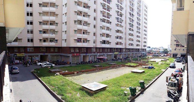 Lối đi bộ Chung cư Khang Gia Gò Vấp được một số hộ kinh doanh tận dụng làm bãi đỗ xe - Ảnh: Việt Dũng.
