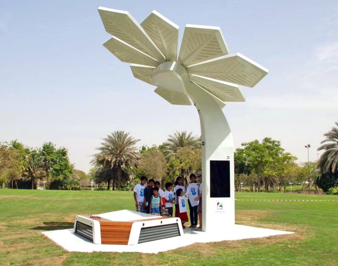 Dubai lắp “cây thông minh” phát Wi-Fi miễn phí