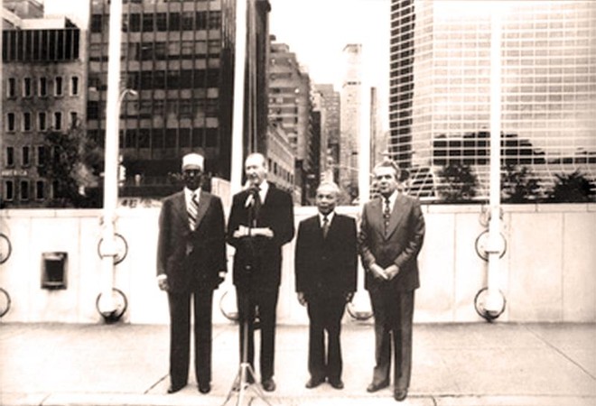 Ngày 20/9/1977, Việt Nam trở thành thành viên chính thức của Liên hợp quốc. Trong ảnh: Phó thủ tướng, Bộ trưởng Ngoại giao Nguyễn Duy Trinh (thứ hai, từ phải sang) dự lễ kéo cờ Việt Nam tại trụ sở Liên hợp quốc. Ảnh: Tư Liệu