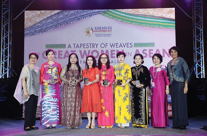Bà Lê Thu Thủy (giữa) nhận giải Doanh nhân nữ tiêu biểu ASEAN