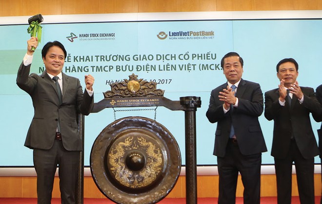 Ông Nguyễn Đức Hưởng, Chủ tịch Hội đồng quản trị LienVietPostBank đánh cồng khai trương giao dịch cổ phiếu LPB
