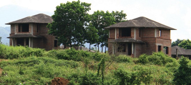 Nhiều biệt thự bỏ hoang của Dự án Green Villas. Ảnh: Nguyễn Thành
