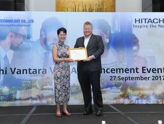 Bà Nguyễn Thị Hoa, Tổng giám đốc Công ty TNHH Công nghệ Hồng Cơ và ông Matthew Hardman, Giám đốc nhóm Giải pháp dữ liệu khu vực Châu Á - Thái Bình Dương, Hitachi Data Systems tại lễ công bố hợp tác.