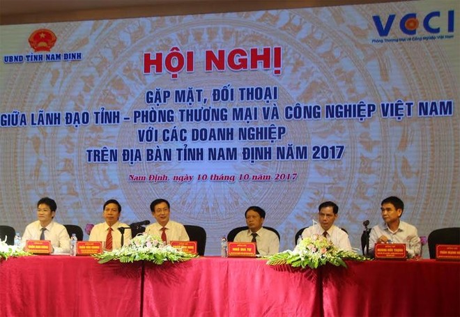 Chủ tịch UBND tỉnh Nam Định Phạm Đình Nghị cùng lãnh đạo tỉnh Nam Định gặp mặt, đối thoại với 500 doanh nghiệp trên địa bàn tỉnh năm 2017.