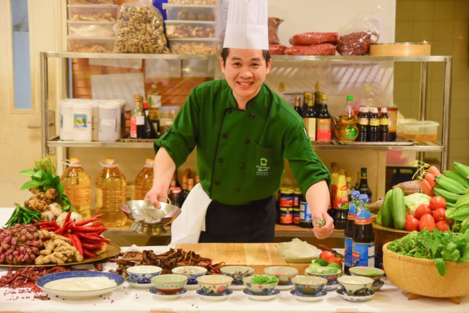 Chuyên gia ẩm thực Doãn Văn Tuấn – một trong những người Việt hiếm hoi được đưa lên vị trí của khu nghỉ dưỡng 5 sao