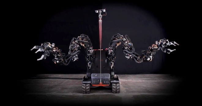 Guardian GT: robot với hai cánh tay dài hơn 2 m, nâng được 454 kg, vận hành nhờ cử động của người