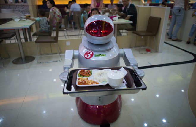 Nhà hàng robot nấu và phục vụ thức ăn