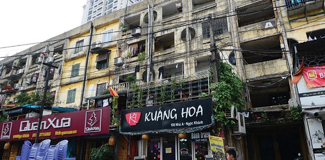 Hà Nội hiện có gần 1.600 tòa chung cư cũ, trong đó có nhiều tòa thuộc cấp độ nguy hiểm cần cải tạo gấp. Ảnh: Dũng Minh