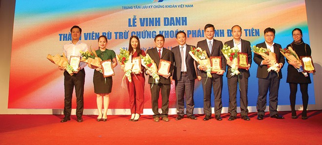 Ông Trần Văn Dũng, Chủ tịch UBCK trao kỷ niệm chương vinh danh 8 thành viên đầu tiên tham gia TTCK phái sinh