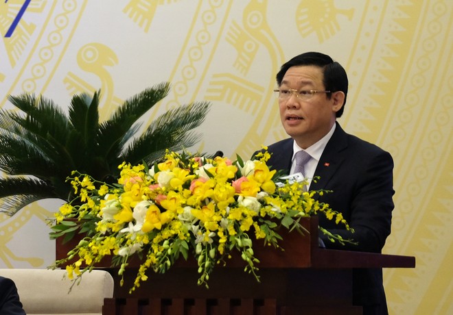 Phó Thủ tướng Vương Đình Huệ giới thiệu dự thảo Nghị quyết của Chính phủ về nhiệm vụ, giải pháp chủ yếu chỉ đạo, điều hành kế hoạch phát triển kinh tế - xã hội và dự toán ngân sách năm 2018 (Ảnh VGP/Quang Hiếu)