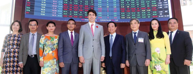 Thủ tướng Canada Justin Trudeau chụp hình với các lãnh đạo ngành khi đến thăm và đánh cồng tại HOSE tháng 11/2017