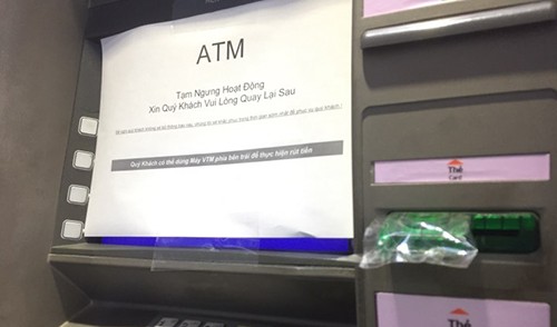 Máy ATM của nhiều ngân hàng liên tục báo tạm ngừng hoạt động do quá tải rút tiền ngày sát Tết. Ảnh: A.T