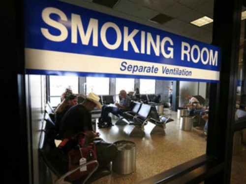 Tại các sân bay đều có khu vực riêng dành cho người hút thuốc. Ảnh: News.