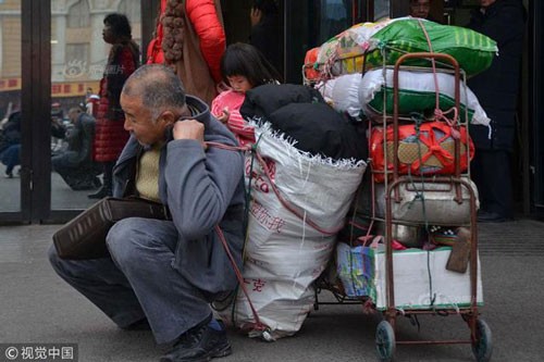 Ông Wang vác 200 kg đồ đạc, hoa quả quê lên thành phố đoàn tụ vợ con. Ảnh: Chinanews.