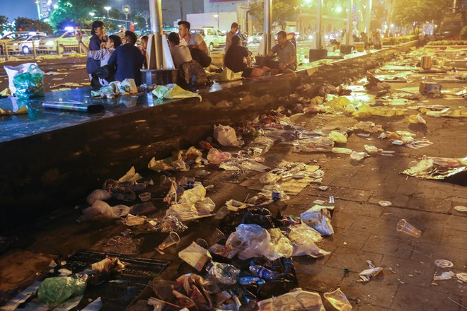 'Biển' rác ở trung tâm Sài Gòn sau màn pháo hoa đêm giao thừa